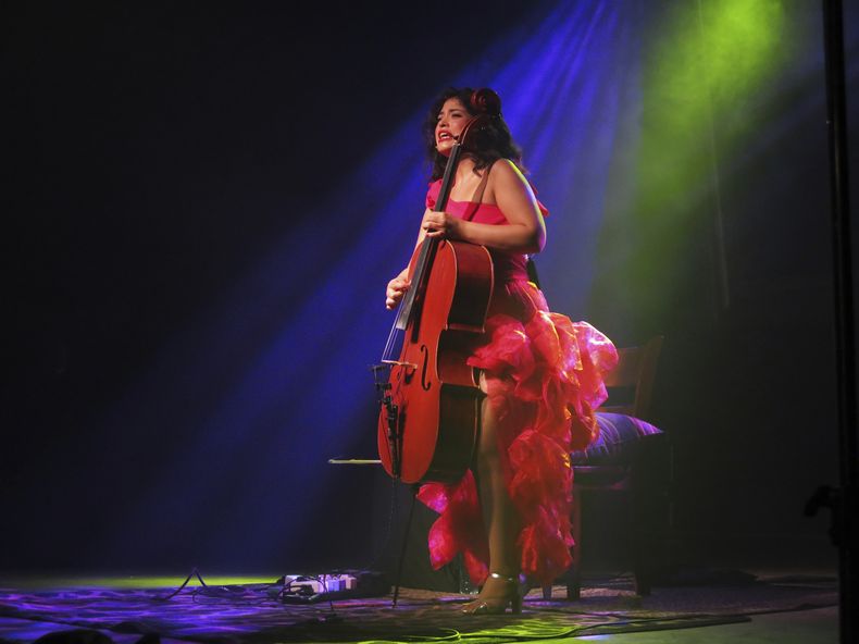 La violonchelista y cantante Ana Carla Maza se presenta en concierto en la Ciudad de México el jueves 12 de junio de 2025. (Foto AP/Berenice Bautista)
