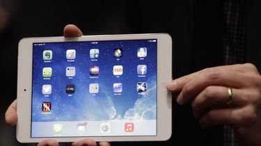 americateve | Un empleado de Apple muestra la nueva iPad Mini en San Francisco el martes 22 de octubre de 2013. Apple lanz&oacute; al mercado su nueva y diminuta tableta el martes 12 de noviembre de 2013. (Foto AP/Marcio Jose Sanchez, Archivo)