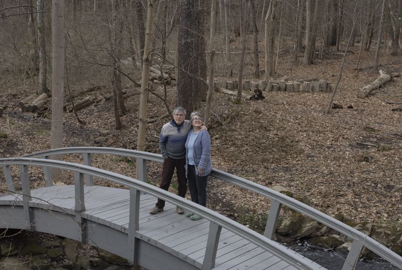 Jon Randall (izquierda) y Mariane Randall posan para una fotografía en su casa, el sábado 22 de marzo de 2025, en Webster, Nueva York. (Toni Duncan vía AP)