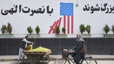 Imagen cotidiana afuera de donde antes estaba la embajada de EEUU en Kabul, Afganistán, el 5 de junio de 2025. (AP Foto/Ebrahim Noroozi)