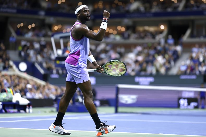 El estadounidense Frances Tiafoe celebra tras ganar un punto en el encuentro de cuartos de final del Abierto de Estados Unidos ante Grigor Dimitrov el martes 3 de septiembre del 2024. (AP Foto/Adam Hunger)