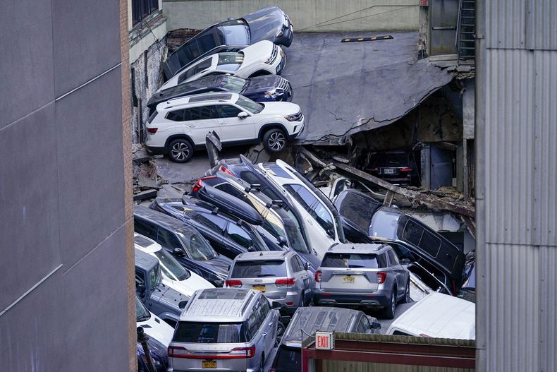 Autos apilados tras el derrumbe parcial de una estructura de estacionamiento en el Distrito Financiero de Nueva York, 18 de abril de 2023. (AP Foto/Mary Altaffer, File)