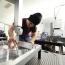 Un trabajador de Reata Engineering and Machine Works prepara una máquina Hexagon utilizada, el 15 de febrero de 2024, en Englewood, Colorado. (Foto AP/David Zalubowski, archivo)
