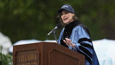 La presidenta interina de la Universidad de Columbia Claire Shipman en la ceremonia de graduación en Nueva York el 21 de mayo del 2025. (AP foto/Seth Wenig, Pool)