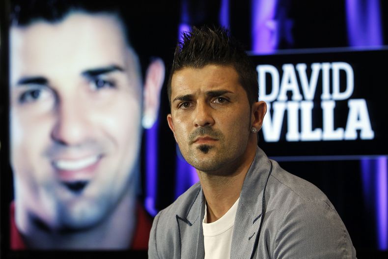 En esta foto de archivo del 5 de julio de 2013, el futbolista del Atl&eacute;tico de Madrid, David Villa est&aacute; en su presentaci&oacute;n en el estadio Vicente Calderon de Madrid. El atacante anunci&oacute; que sus d&iacute;as con la selecci&oacute;n