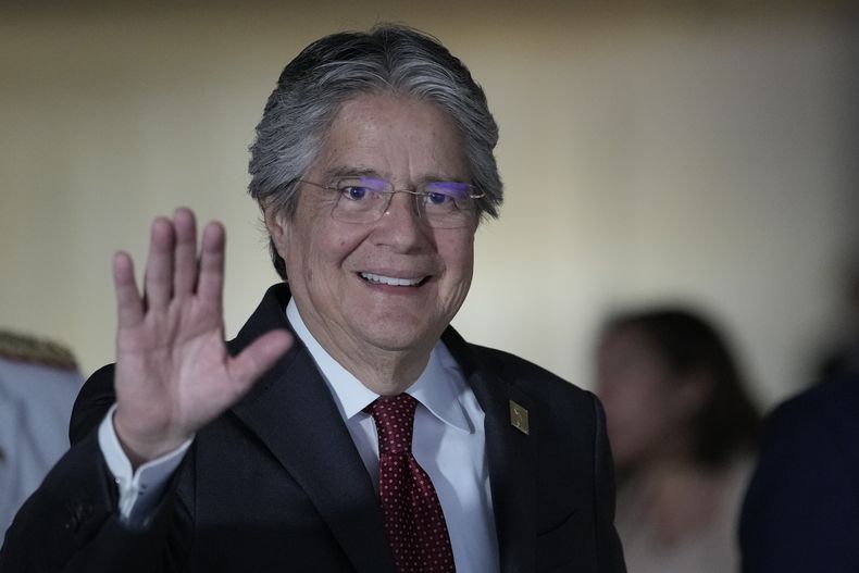 El presidente de Ecuador, Guillermo Lasso, saluda a los medios tras asistir a la Cumbre Sudamericana en el palacio de Itamaraty en Brasilia, Brasil, el martes 30 de mayo de 2023. Lasso anunció el 2 de junio de 2023 que no participará como candidato a la reelección presidencial en los comicios anticipados, tras su decisión de disolver la Asamblea y acortar su mandato. (AP Foto/André Penner)
