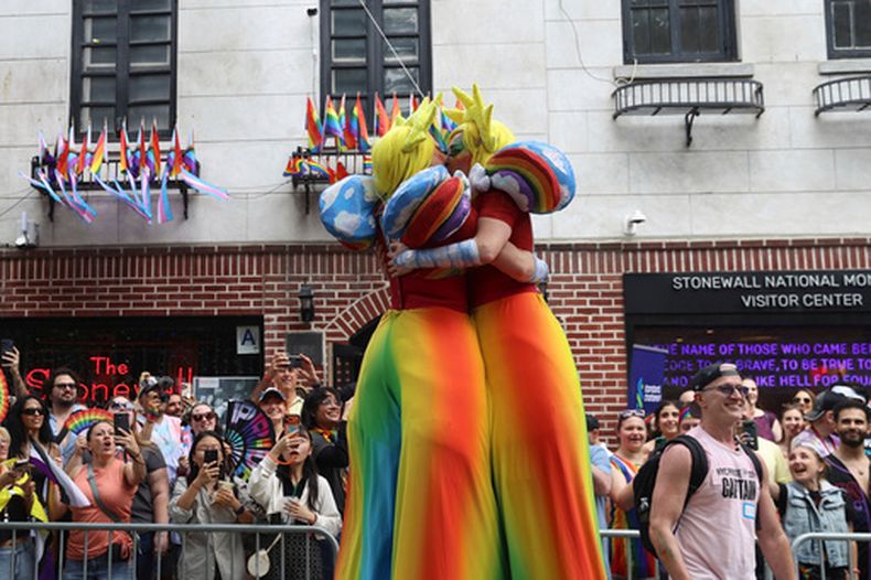 Asistentes al desfile participan en la Marcha del Orgullo de Nueva York cerca de la Stonewall Inn, el domingo 28 de junio de 2026 en Nueva York. (AP Foto/Pamela Smith)