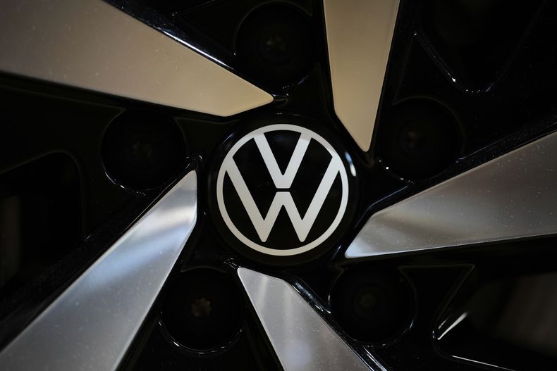 ARCHIVO - El logotipo de la automotriz alemana Volkswagen puede apreciarse en una de sus fábricas, el 14 de mayo de 2025, en Dresde, Alemania. (AP Foto/Matthias Schrader, archivo)