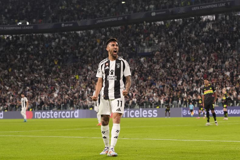 Nicolás González celebra tras marcar el tercer gol de Juventus en la victoria 3-1 ante PSV Eindhoven en la Liga de Campeones, el martes 17 de septiembre de 2024. (Fabio Ferrari/LaPresse vía AP)