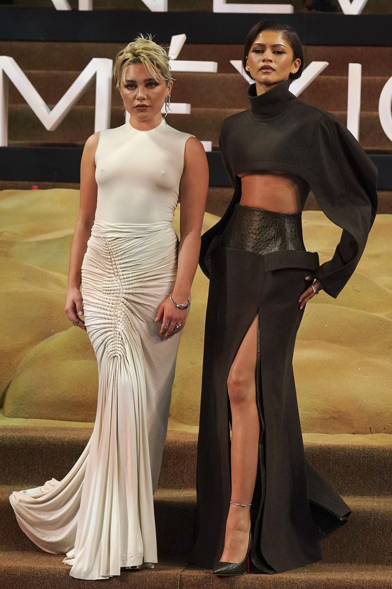 La actriz británica Florence Pugh, izquierda, y la actriz estadounidense Zendaya posan en la alfombra roja de la película Dune: Part Two, en la Ciudad de México el martes 6 de febrero de 2024. (Foto AP/Marco Ugarte)