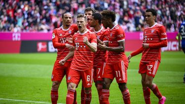 Joshua Kimmich celebra con sus compañeros del Bayern Munich tras anotar el segundo gol de su equipo en el encuentro ante el Schalke en la Bundesliga el sábado 13 de mayo del 2023. (Tom Weller/dpa via AP)