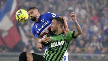 Tomás Rincón de la Sampdoria y Matheus Henrique del Sassuolo pelean por el balón en el encuentro de la Serie A el viernes 26 de mayo del 2023. (Tano Pecoraro/LaPresse via AP)