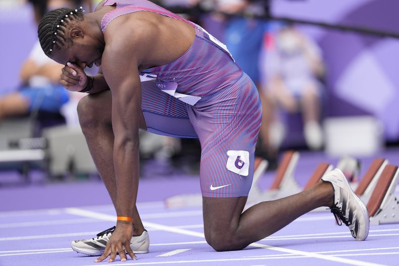 El estadounidense Noah Lyles se prepara para su heat en la competencia de 100 metros en los Juegos Olímpicos, el sábado 3 de agosto de 2024, en Saint-Denis, Francia. (AP Foto/Bernat Armangue)