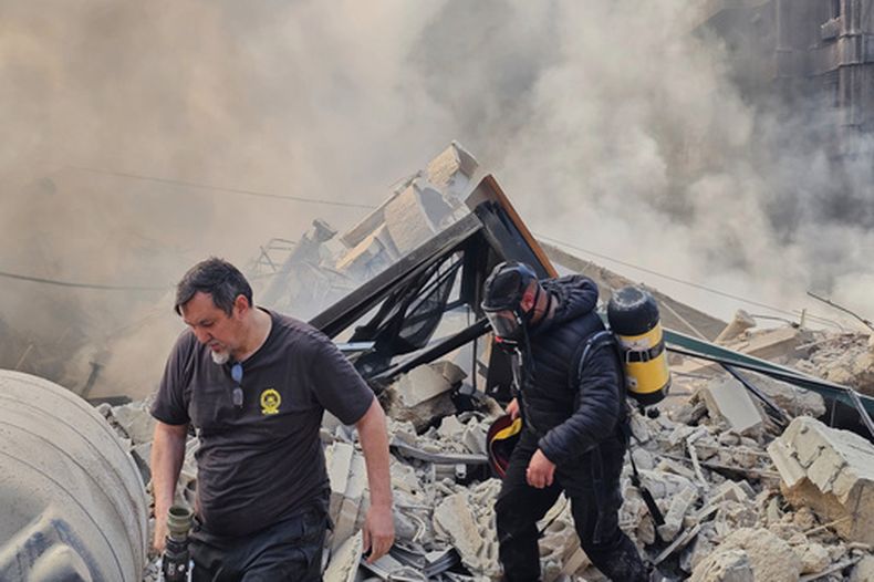 Bomberos caminan entre los escombros de un edificio destruido por un ataque aéreo israelí, el martes 3 de marzo de 2026, en Dahiyeh, un suburbio de Beirut, Líbano. (AP Foto/Hassan Ammar)
