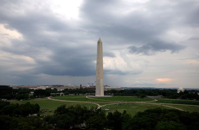 Nubes de tormenta se desplazan sobre el Monumento a Washington antes de la pelea UFC Freedom 250 en el Jardín Sur de la Casa Blanca el domingo 14 de junio de 2026, en Washington. (Kevin Dietsch/Pool Photo vía AP)