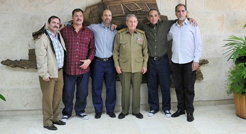 Raúl Castro recibió a los cinco espías el día de su liberación.