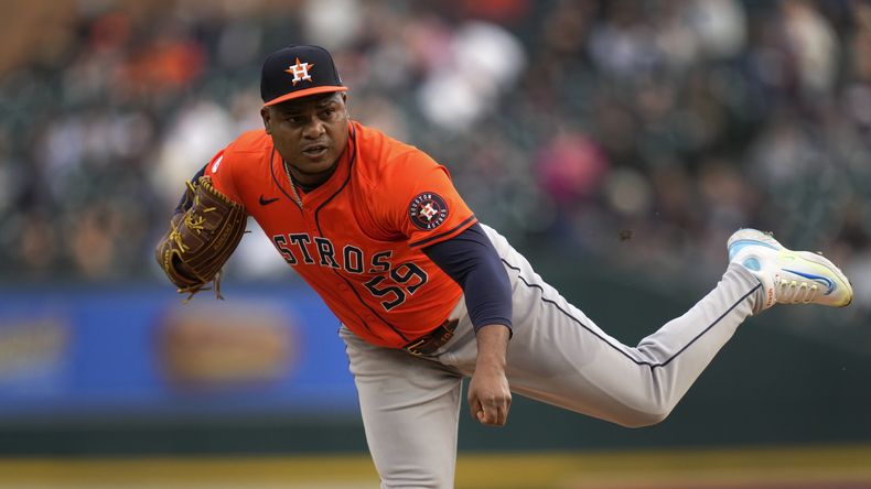 El dominicano Framber Valdez, de los Astros de Houston, lanza en el juego del viernes 10 de mayo de 2024, ante los Tigres de Detroit (AP foto/Paul Sancya)
