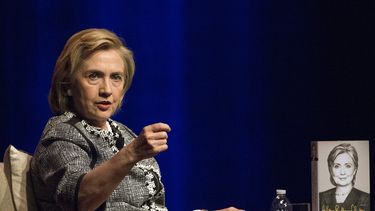 americateve | Hillary Rodham Clinton habla en un evento sobre su nuevo libro en Washington, el viernes 13 de junio de 2014. La ex secretaria de Estado advirti&oacute; durante el evento que las deterioradas condiciones en Irak podr&iacute;an tener "consecuencias mu