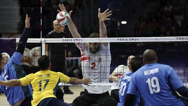 Morteza Mehrzadselakjani de Irán bloquea un tiro en el encuentro ante Brasil del voleibol sentado de los Juegos Paralímpicos de París el domingo 1 de septiembre del 2024. (AP Foto/Avni Trivedi)