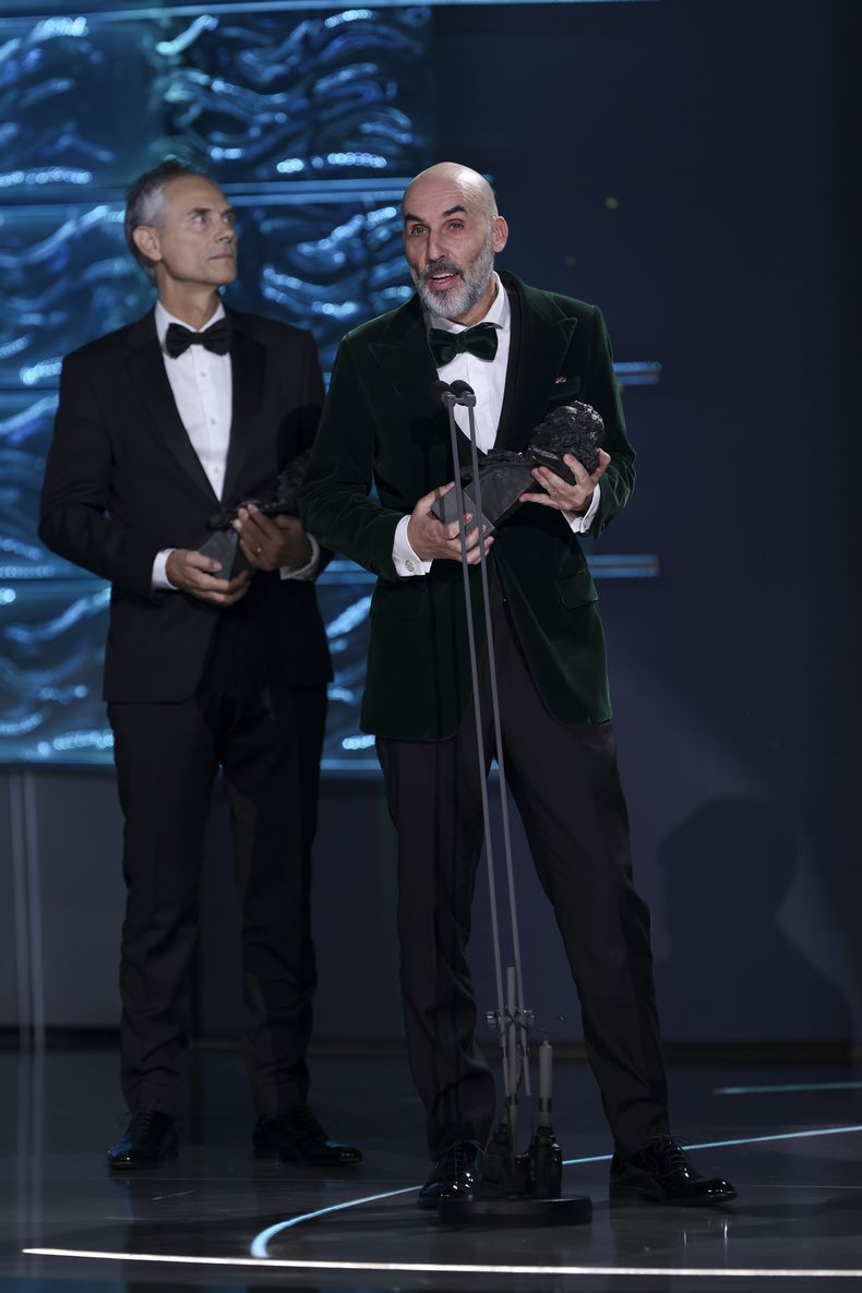 David Baute recibe el premio a mejor película de animación Mariposas Negras durante la 39ª ceremonia de los Premios Goya en Granada, España, el sábado 8 de febrero de 2025, en Granada. (Foto AP/Fermin Rodriguez)
