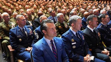 El secretario de Defensa Pete Hegseth (al centro), sentado junto al jefe del Estado Mayor Conjunto, general de la Fuerza Aérea Dan Caine (tercero desde la derecha), y altos mandos militares estadounidenses, escuchan el discurso del presidente Donald Trump en la Base del Cuerpo de Infantería de Marina de Quantico, el martes 30 de septiembre de 2025, en Quantico, Virginia. (AP Foto/Evan Vucci)