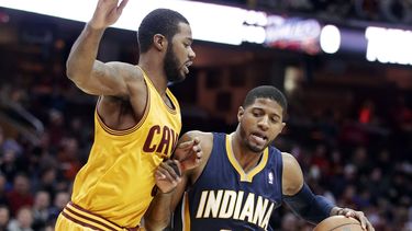 americateve | Paul George (24), de los Pacers de Indiana, ataca la defensa de Earl Clark, de los Cavaliers de Cleveland, en el primer cuarto del juego del domingo 5 de enero de 2014, en Cleveland. (Foto AP/Tony Dejak)
