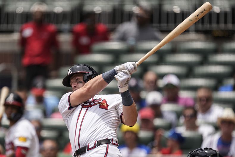 El cátcher de los Bravos de Atlanta Sean Murphy batea un cuadrangular de dos carreras en la quinta entrada ante los Tigres de Detroit el miércoles 19 de junio del 2024. (AP Foto/Mike Stewart)