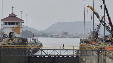 ARCHIVO – Un grupo de trabajadores realizan labores de mantenimiento en las esclusas de Pedro Miguel del Canal de Panamá durante una inspección de rutina en Ciudad de Panamá, el viernes 30 de mayo de 2025. (AP Foto/Matias Delacroix, Archivo)