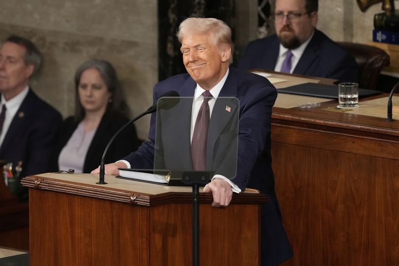 El presidente Donald Trump se dirige a una sesión conjunta del Congreso en el Capitolio en Washington, el martes 4 de marzo de 2025. (AP foto/Ben Curtis)