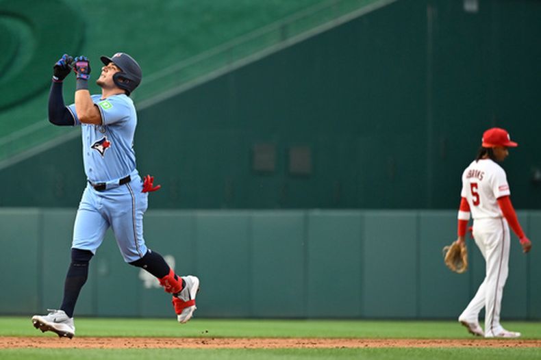 Luis Urías (izquierda) de los Azulejos de Toronto recorre las bases tras batear un jonrón ante los Nacionales de Washington, el lunes 27 de julio de 2026, en Washington. (AP Foto/John McDonnell)