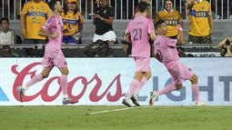 El uruguayo Luis Suárez (derecha), del Inter Miami, celebra tras convertir un penal ante Tigres de México en un duelo de la Leagues Cup, el miércoles 20 de agosto de 2025 en Fort Lauderdale, Florida (AP Foto/Lynne Sladky)