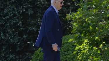El presidente Joe Biden se dirige a la Oficina Oval en la Casa Blanca, el sábado 13 de abril de 2024, en Washington. (AP Foto/Pablo Martinez Monsivais)
