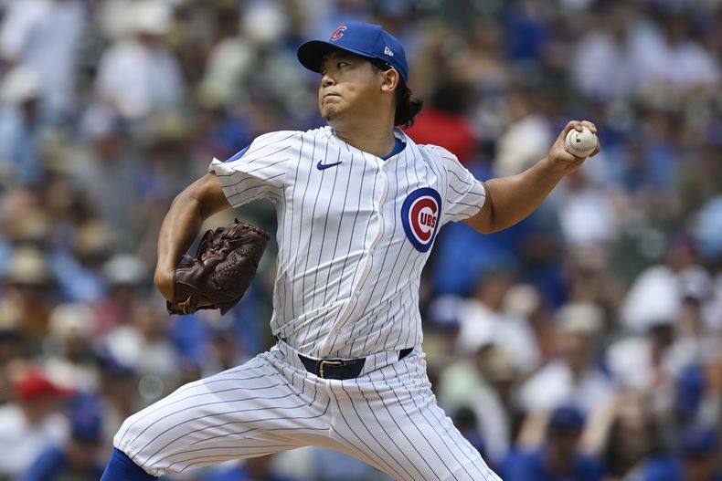 El lanzador abridor de los Cachorros de Chicago, el japonés Shota Imanaga, hace un lanzamiento durante la primera entrada de un juego de béisbol contra los Piratas de Pittsburgh el sábado 16 de agosto de 2025, en Chicago. (AP Photo/Paul Beaty)