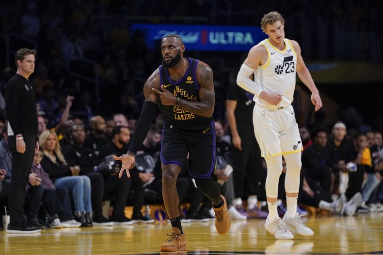 LeBron James, alero de los Lakers de Los Ángeles, festeja luego de atinar un triple en el encuentro del martes 21 de noviembre de 2023, ante el Jazz de Utah (AP Foto/Ryan Sun)