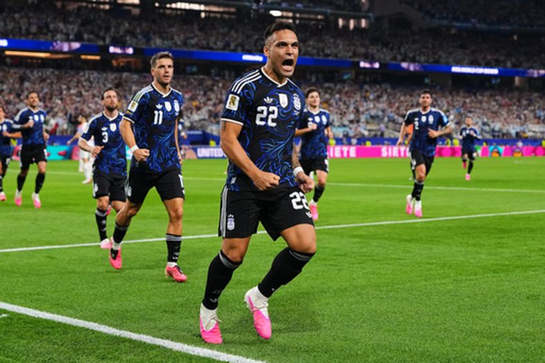 Lautaro Martínez de Argentina celebra tras convertir de penal el segundo gol de su equipo ante Jordania por el Grupo J del Mundial en Arlington, Texas, el sábado 27 de junio, 2026. (AP Foto/Julio Cortez)