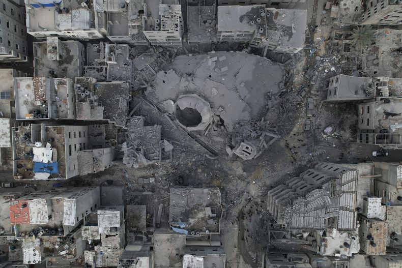 Los escombros de una mezquita, destruida en un ataque aéreo israelí, vistos desde el aire en el campo de refugiados de Shati, en la Ciudad de Gaza, el 9 de octubre de 2023. (AP Foto/Hatem Moussa)