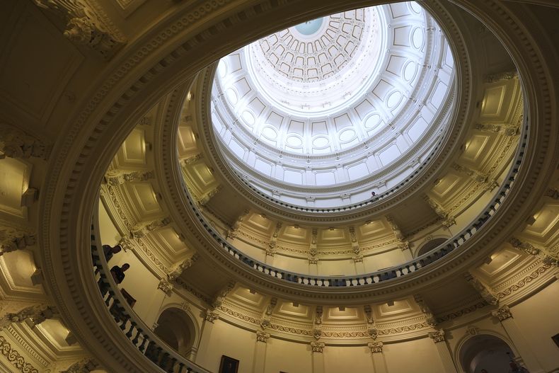 Agentes estatales de Texas afuera del recinto de la Cámara de Representantes estatal, el martes 19 de agosto de 2025, en Austin. (AP Foto/Eric Gay)