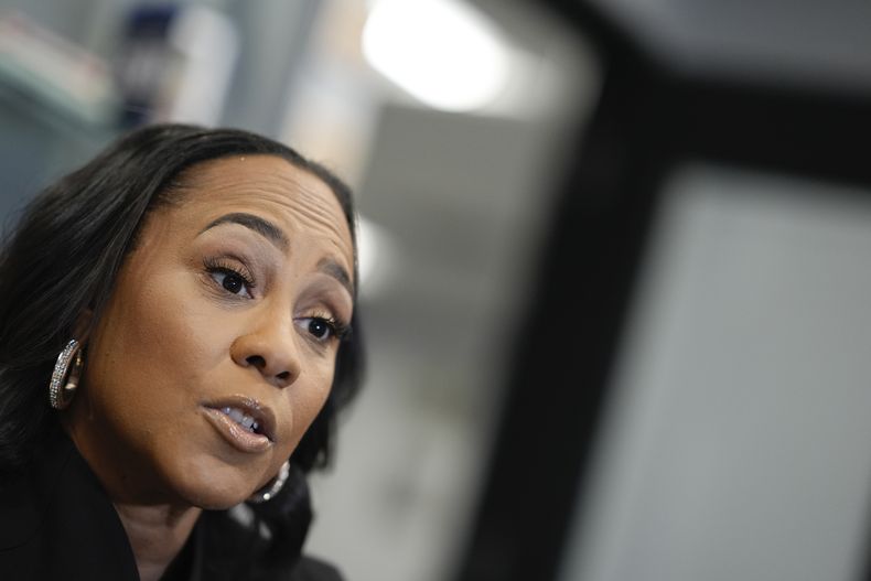 ARCHIVO - Fani Willis, fiscal de distrito del condado Fulton, habla con The Associated Press el martes 22 de octubre de 2024 en Atlanta. (AP Foto/Brynn Anderson, archivo)