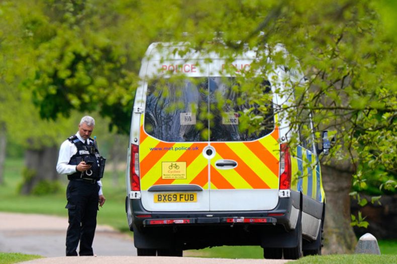Policías investigan en Kensington Gardens, en el centro de Londres, el viernes 17 de abril de 2026, luego que los objetos fueron encontrados cerca de la embajada israelí. (Jordan Pettitt/PA vía AP)