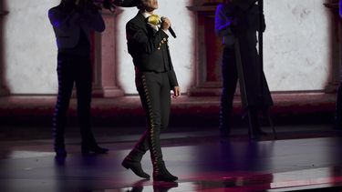 ARCHIVO – Alejandro Fernández durante su popurrí en los Latin Grammy en el MGM Grand Garden Arena en Las Vegas el 14 de noviembre de 2019. Fernández se adentra en la música norteña mexicana en su álbum Te llevo en la sangre lanzado en mayo de 2024. (Foto AP/Chris Pizzello)