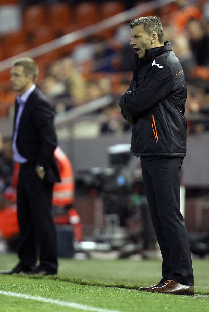 Miroslav Djukic le grita instrucciones a los jugadores de Valencia durante un partido de la Liga Europa contra Kuban Krasnodar en el estadio valenciano de Mestalla el 12 de diciembre del 2013. El serbio fue despedido por el Valencia tras la derrota 3-0 an