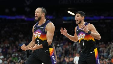 Dillon Brooks y Devin Booker, de los Suns de Phoenix, festejan tras marcarse una falta de los Pacers de Indiana en el partido del jueves 13 de noviembre de 2025 (AP Foto/Rick Scuteri)