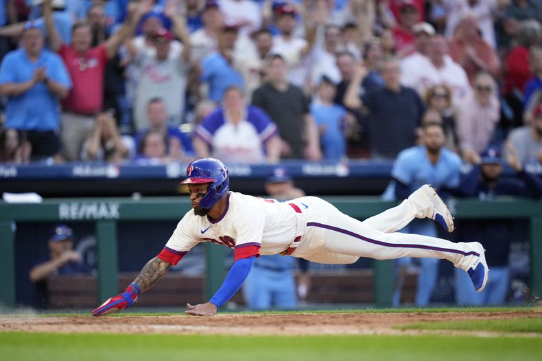 El panameño Edmundo Sosa, de los Filis de Filadelfia, se lanza para anotar la carrera del triunfo ante los Azulejos de Toronto, el miércoles 10 de mayo de 2023 (AP Foto/Matt Slocum)