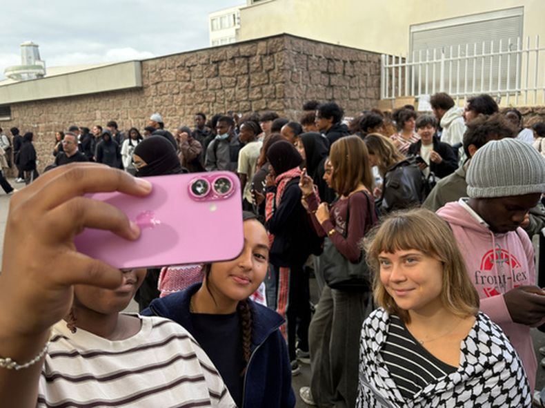 La activista Greta Thunberg en la protesta frente a una escuela en Saint-Denis, en las afueras de París, el 13 de octubre del 2026. (AP foto/John Leicester)