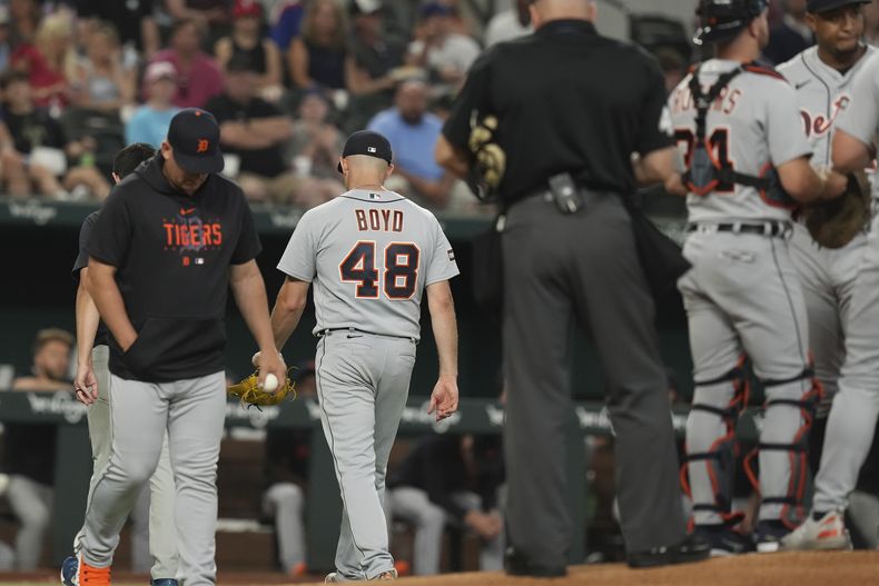 Matthew Boyd abridor de los Tigres de Detroit abandona el juego de béisbol en la primera entrada ante los Rangers de Texas, en Arlington, Texas, Lunes 26 de junio de 2023. (AP Foto/LM Otero)