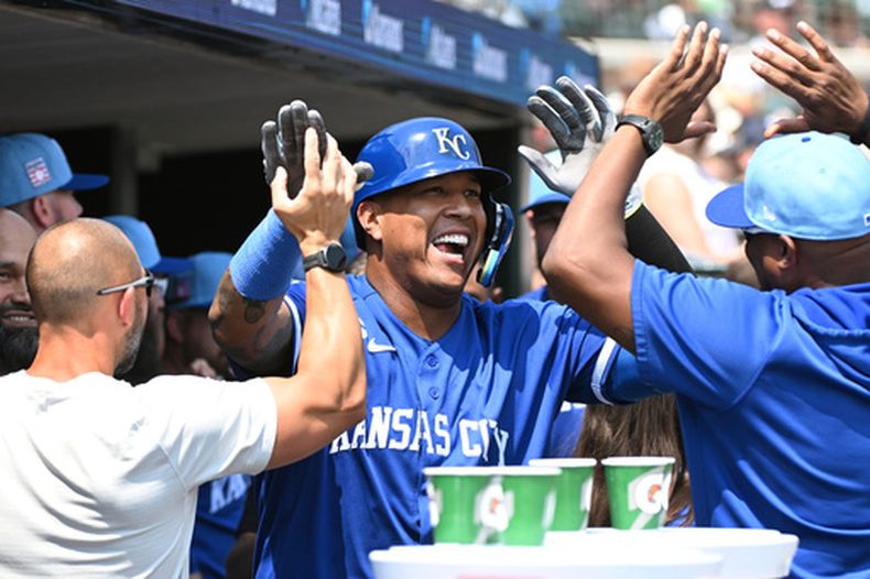 El bateador designado de los Reales de Kansas City Salvador Perez felicitado por sus compañeros tras conectar un jonrón en la séptima entrada ante los Tigres de Detroit el sábado 25 de julio del 2026. (AP Foto/Jose Juarez)