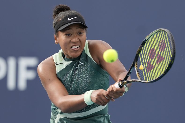 ARCHIVO - Naomi Osaka, de Japan, devuelve una pelota ante la francesa Caroline Garcia, durante el torneo de tenis Abierto de Miami, el domingo 24 de marzo de 2024, en Miami Gardens, Florida. Osaka ganó 6-2, 7-6 (5) a Yulia Putintseva, de Kazijistán, el viernes 12 de abril de 2024, en el primer partido en el torneo por equipos de la cuatro veces ganadora de Grand Slams desde 2020. (AP Foto/Lynne Sladky)