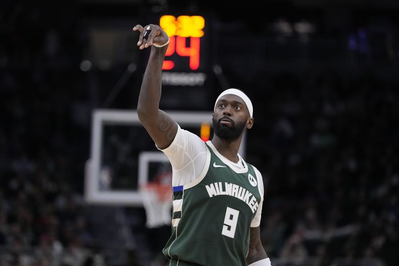 Bobby Portis, de los Bucks de Milwaukee, dispara un triple durante la segunda mitad de un partido de baloncesto de la NBA contra los Wizards de Washington, el sábado 21 de diciembre de 2024, en Milwaukee. (AP Foto/Morry Gash)