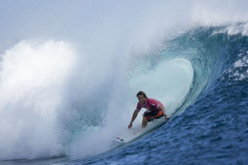 Alan Cleland Quiñonez, de México, surfea durante la segunda ronda de la competencia de surf de los Juegos Olímpicos de Verano 2024, el domingo 28 de julio de 2024, en Teahupoo, Tahití. (AP Foto/Gregory Bull)