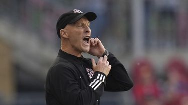El técnico Bob Bradley del Toronto FC da instrucciones durante el partido contra Nashville SC, el sábado 10 de junio de 2023, en Toronto. (Chris Young/The Canadian Press vía AP)